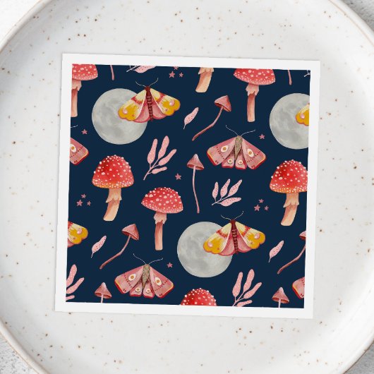 Magische Motte und Pilzmuster. Waldnacht Serviette