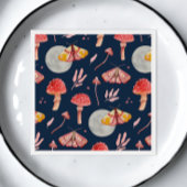 Magische Motte und Pilzmuster. Waldnacht Serviette