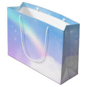 Magische Pastelwolken und ein Regenbogen zum Gebur Große Geschenktüte (Rückseite Schrägansicht)