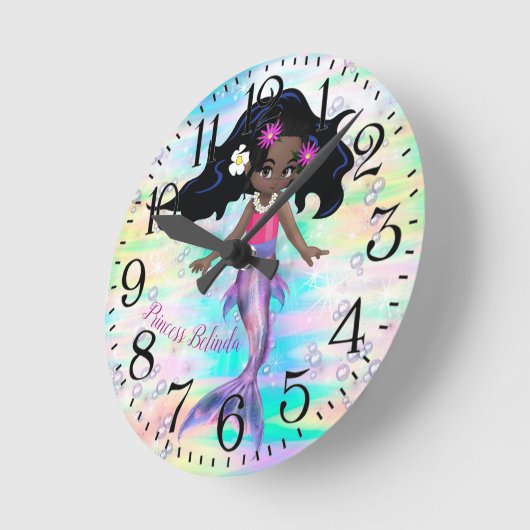Magische Regenbogenblasen & Baby Mermaids Runde Wanduhr (Winkel)