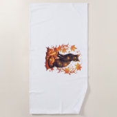 Magische Schwarze Katze im Herbstwald - Fallen Strandtuch (Vorderseite)