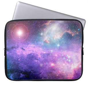 Magische surreale Raum Hintergrund mit dem Mensche Laptopschutzhülle