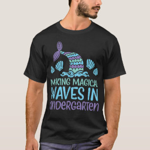 Magische Wave in Kindergarten Meerjungfrau zuerst  T-Shirt