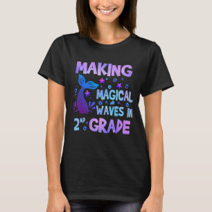 Magische Wellen in der zweiten Klasse der Meerjung T-Shirt