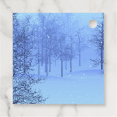 Magische Winterwälder auf einem Geschenkanhänger (Rückseite)