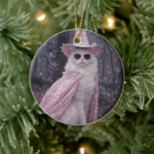 Magische Zauberkatze in funkelndem rosa Umhang und Keramik Ornament