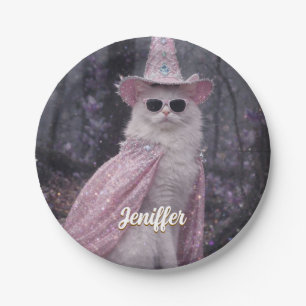 Magische Zauberkatze in funkelndem rosa Umhang und Pappteller