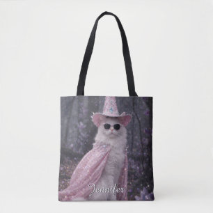 Magische Zauberkatze in funkelndem rosa Umhang und Tasche