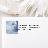 Magischer blauer Himmel mit flatternden Schwänen (Insitu)