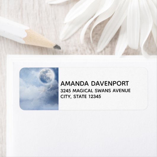 Magischer blauer Himmel mit flatternden Schwänen (Insitu)