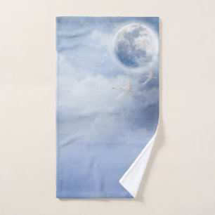 Magischer blauer Himmel mit flatternden Schwänen Badhandtuch Set