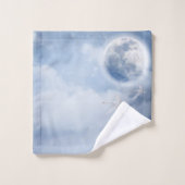 Magischer blauer Himmel mit flatternden Schwänen Badhandtuch Set (Waschlappen)