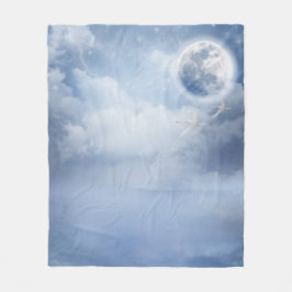 Magischer blauer Himmel mit flatternden Schwänen Fleecedecke