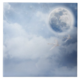 Magischer blauer Himmel mit flatternden Schwänen Fliese