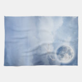 Magischer blauer Himmel mit flatternden Schwänen Geschirrtuch (Horizontal)