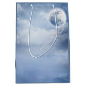 Magischer blauer Himmel mit flatternden Schwänen Mittlere Geschenktüte (Vorderseite)