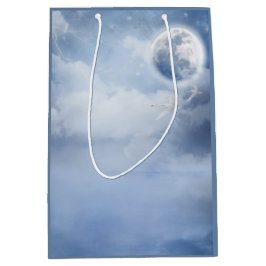 Magischer blauer Himmel mit flatternden Schwänen Mittlere Geschenktüte