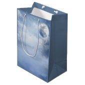 Magischer blauer Himmel mit flatternden Schwänen Mittlere Geschenktüte (Vorderseite Schrägansicht)