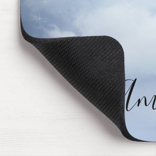 Magischer blauer Himmel mit flatternden Schwänen Mousepad (Ecke)