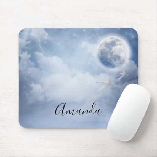 Magischer blauer Himmel mit flatternden Schwänen Mousepad (Mit Mouse)