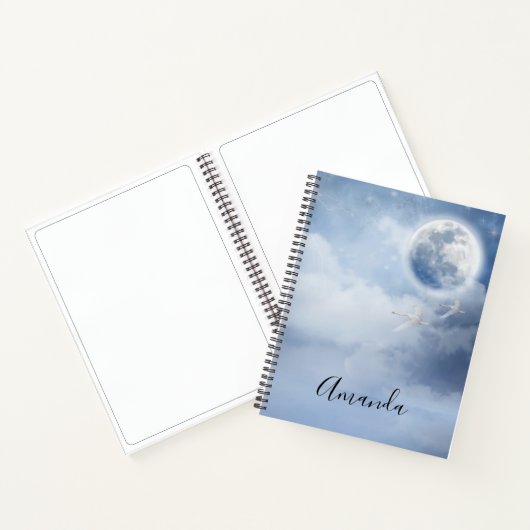 Magischer blauer Himmel mit flatternden Schwänen Notizblock (Innenseite)