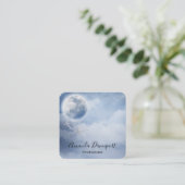 Magischer blauer Himmel mit flatternden Schwänen Quadratische Visitenkarte (Stehend Vorderseite)