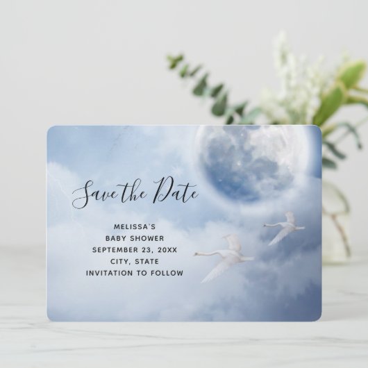 Magischer blauer Himmel mit flatternden Schwänen Save The Date (Stehend Vorderseite)