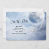 Magischer blauer Himmel mit flatternden Schwänen Save The Date (Vorderseite)