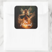 Magischer Fairy Angel mit Flügeln in Forest Pixie Quadratischer Aufkleber (Tasche)