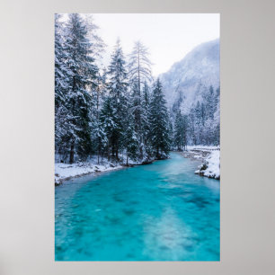 Magischer Fluss im verzauberten Winterwald Poster