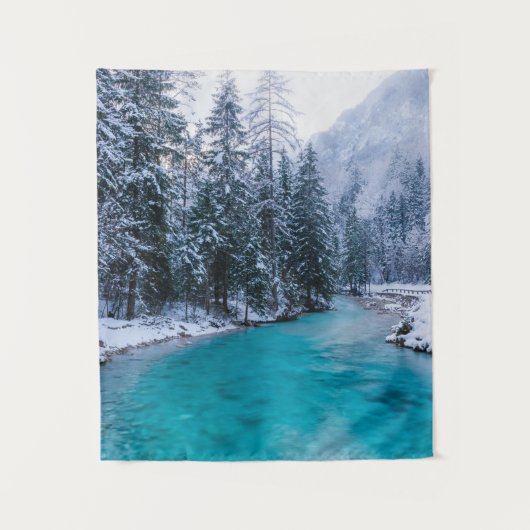 Magischer Fluss im verzauberten Winterwald Wandteppich (Vorderseite)