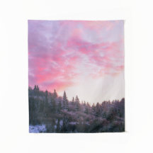 Magischer, hellrosa Sonnenuntergang über dem versc