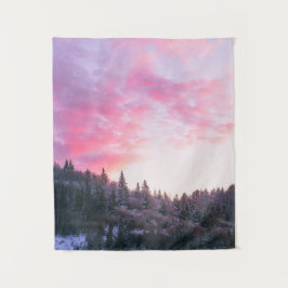 Magischer, hellrosa Sonnenuntergang über dem versc Wandteppich