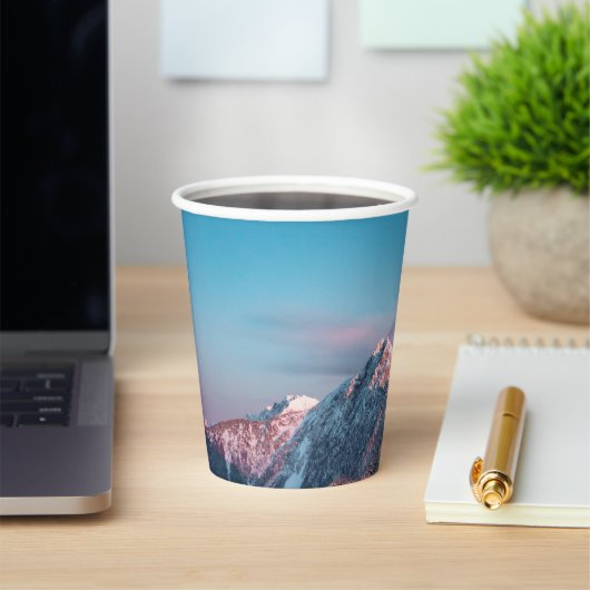 Magischer Himmel über dem Berg Storžič, Slowenien Pappbecher (InSitu)