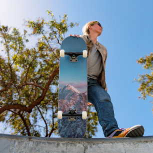 Magischer Himmel über dem Berg Storžič, Slowenien Skateboard