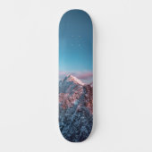 Magischer Himmel über dem Berg Storžič, Slowenien Skateboard (Vorderseite)