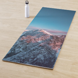 Magischer Himmel über dem Berg Storžič, Slowenien Yogamatte