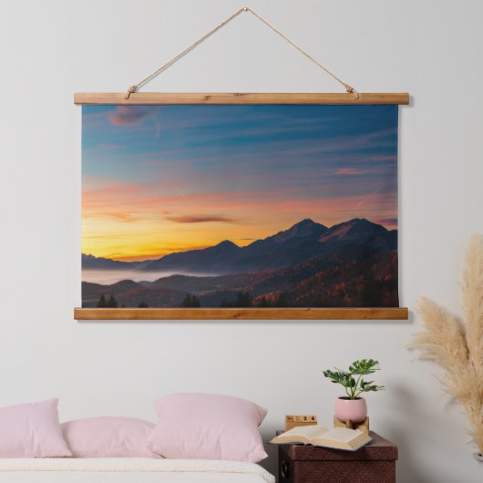 Magischer Himmel über dem Berg Storžič Wandteppich Mit Holzrahmen (Schlafzimmer)