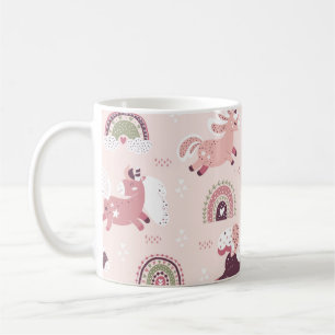 Magischer Hintergrund mit kleinen Einhörnern und R Kaffeetasse