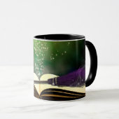 Magischer Hut und magischer Zauberbuch, weißliches Tasse (VorderseiteRechts)