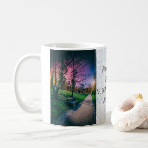Magischer Nachthimmel in einem Park mit farbenfroh Kaffeetasse