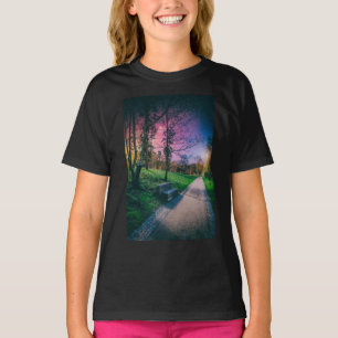Magischer Nachthimmel in einem Park mit farbenfroh T-Shirt