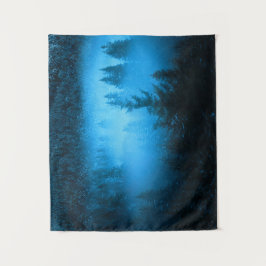 Magischer Nebel in schneebedecktem Fichtenwald Wandteppich