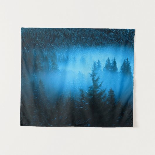 Magischer Nebel in schneebedecktem Fichtenwald Wandteppich (Vorderseite (Horizontal))