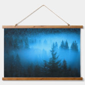 Magischer Nebel in schneebedecktem Fichtenwald Wandteppich Mit Holzrahmen (Vorne)