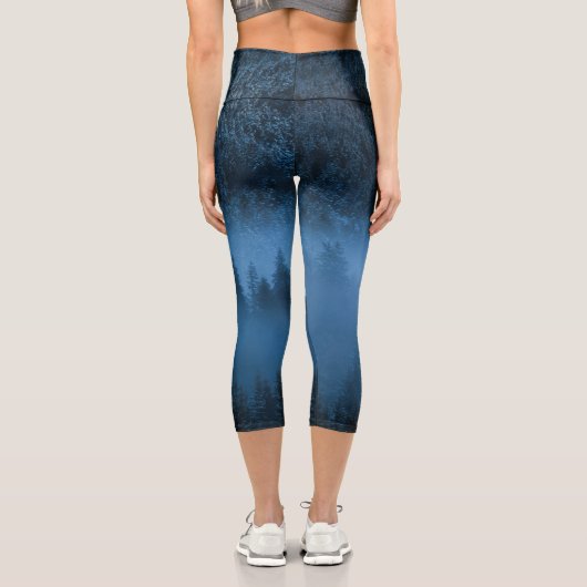 Magischer Nebel über schneebedeckten Fichtenwald Capri Leggings (Rückseite)