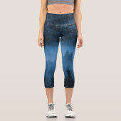 Magischer Nebel über schneebedeckten Fichtenwald Capri Leggings (Vorderseite)
