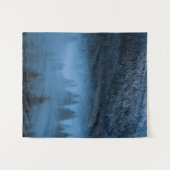 Magischer Nebel über schneebedeckten Fichtenwald Wandteppich (Vorderseite (Horizontal))