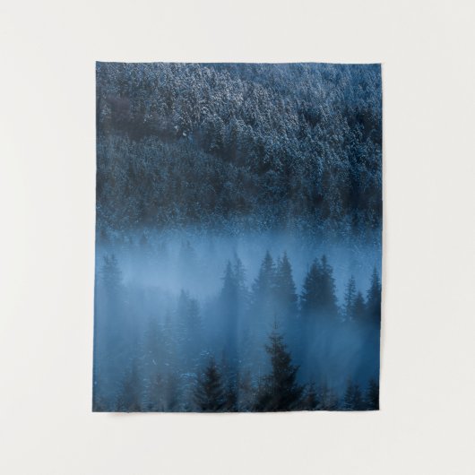 Magischer Nebel über schneebedeckten Fichtenwald Wandteppich (Vorderseite)