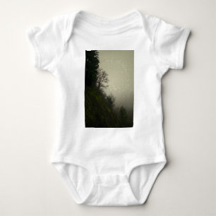 Magischer Nebelwaldhügel Baby Strampler